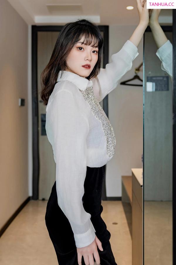   [XiuRen]高清写真图 2024.04.08 No.8353 唐安诺 美腿黑丝第12张图片
